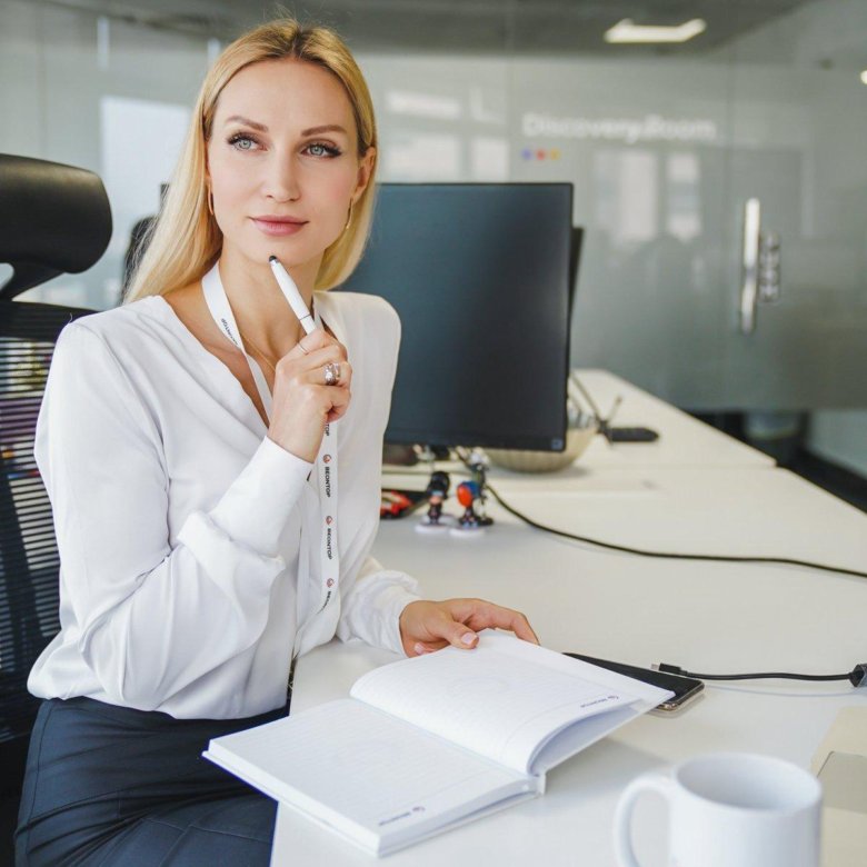 Сотрудник call-центра. Колл центр. Колл центр. Фото доставка из англии. Колл центр.