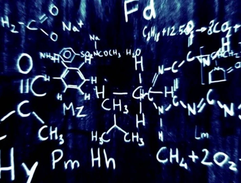 Решить химию по фото. Химические формулы на доске. Химия формулы на доске. Доска с формулами по химии. Химия формулы картинки.