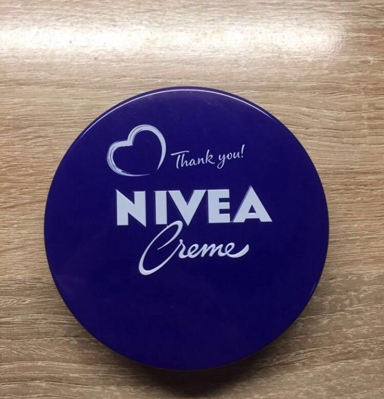 Нивея крем для рук. Крем Nivea универсальный 150мл. Крем Nivea в белом тюбике с золотой капелькой увлажнение.