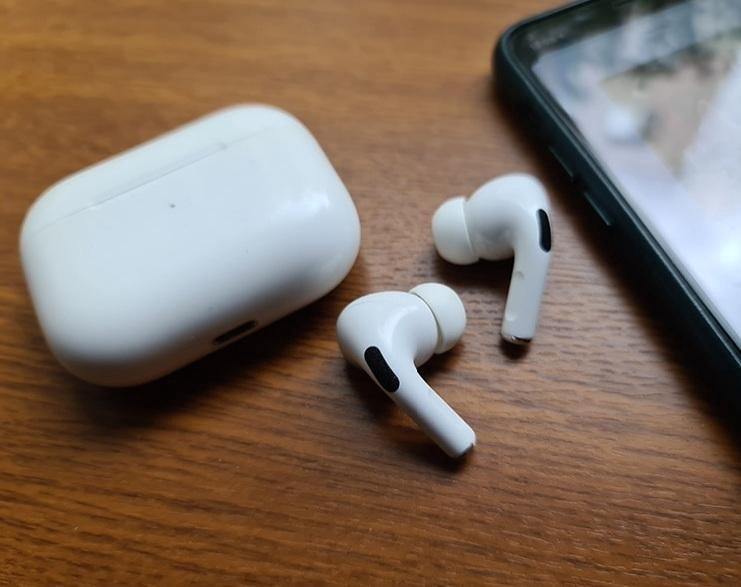 Шумят наушники airpods. Что делать если наушники шумят при работе на телефоне.