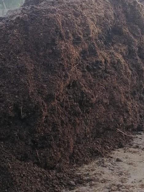 Перегной в мешках. Земля для огорода в мешках. Навоз для цветов. Навоз для цветов. Перегной конского навоза.