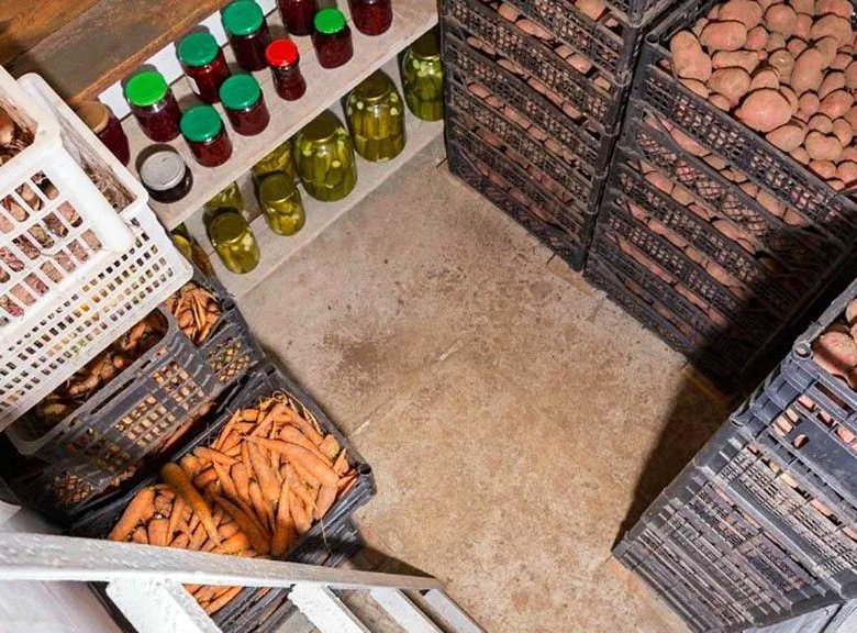 Картошка в погребе. Просушка погреба в гараже. Овощные ямы пермь. Овощная яма своими руками. Обустройство подвала в гараже.