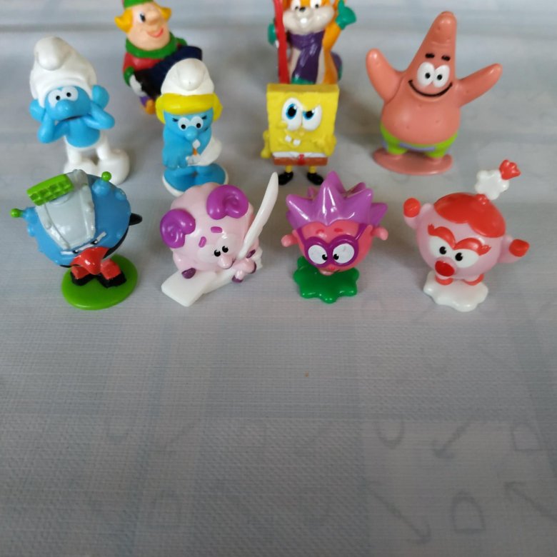 новогодний киндер сюрприз 2023 коллекция. киндер сюрприз коллекции игрушек 2021. киндер в пластике. игрушки киндер 2023. киндер сюрприз новогодний 2023.