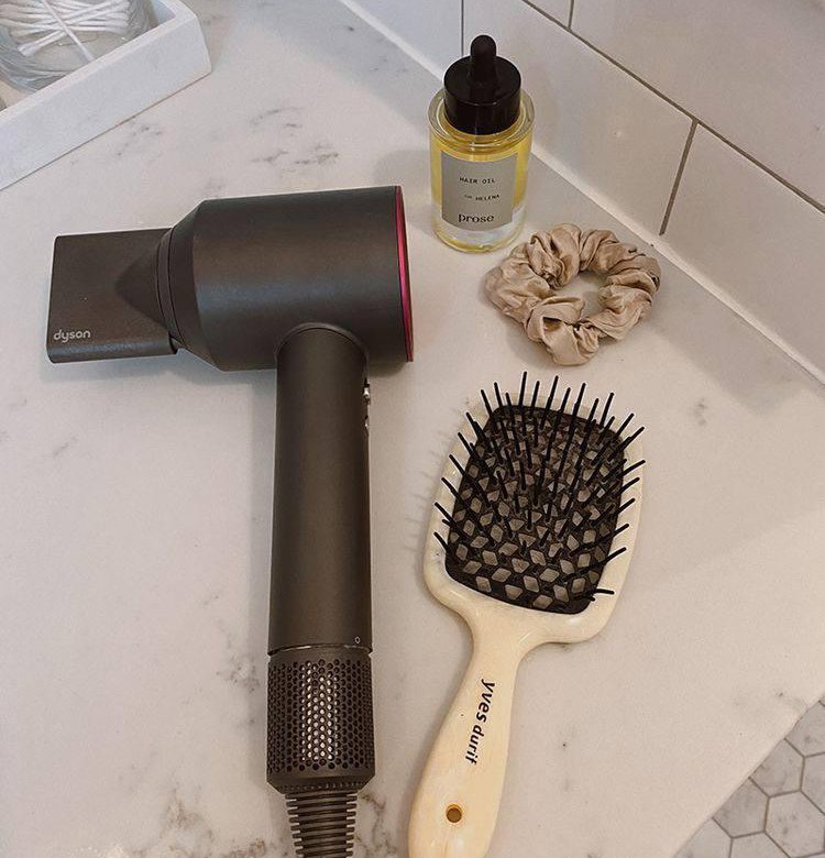 Как сушить феном дайсон. Мытье расчески. сушка феном дайсон. dyson hair style. как фен влияет на волосы.
