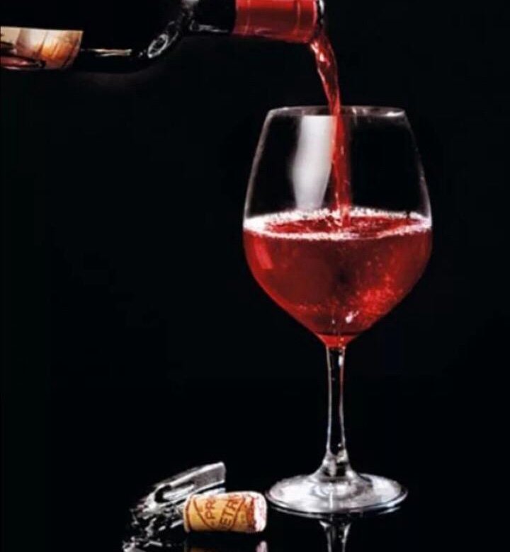 Порванное платье и бокал вина. Наливает вино. Красные бокалы. Бокал вина наливают. Бокал с вином.