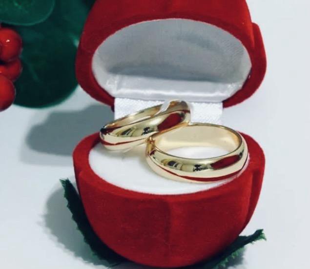Свадебное кольцо в футляре