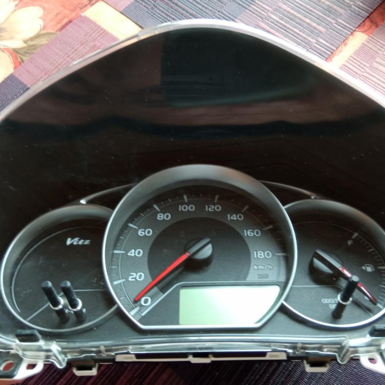 Тойота витц приборная панель. Toyota Vitz приборная панель цифровая. Тойота Витц 130 кузов салон. Торпеда Витц 130. Разбор торпеды Vitz 130.