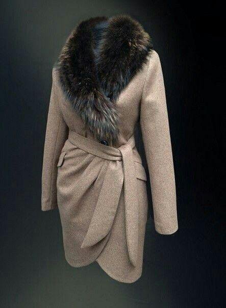 Коричневое зимнее пальто с мехом