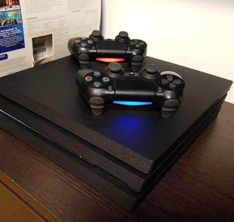 Продам сони 4. Сони ПС 4. Игровая приставка Sony ps4. Sony PLAYSTATION 4 Pro 1tb, 2 геймпада. Сони плейстейшен 4 с 2 джойстиками.