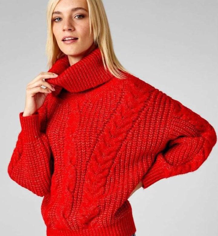 Женский свитер с воротником