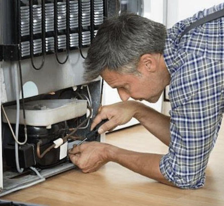 Мастер по ремонту холодильников с гарантией – купить в Москве, цена 130 ...