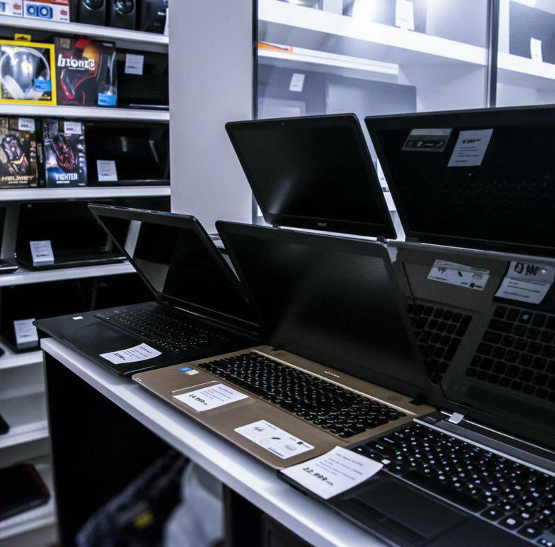 Ремонт ноутбуков в москве качественно с гарантией. Компьютер ноутбук. Ноутбуки в магазине. Витрина с компьютерами. Магазин ноутбук компьютер.