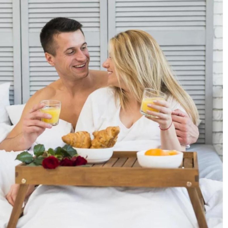 Завтрак в постель 1 2. Завтрак с любимым. Мужчина и женщина завтракают. Завтрак в постель. Завтрак с любимым в постели.