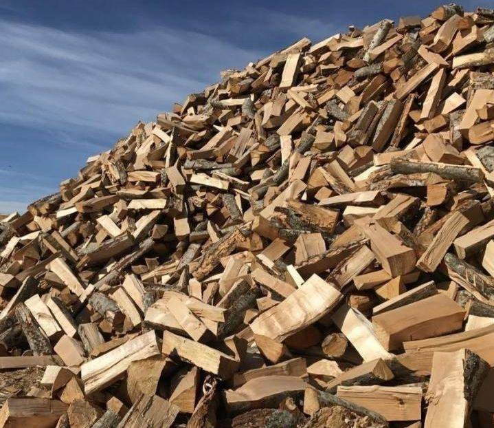 Купить дрова в новосибирске с доставкой. Дрова еловые. Обрезь древесины на дрова. Сухие дрова разборка домов. Дрова сосновые купить.