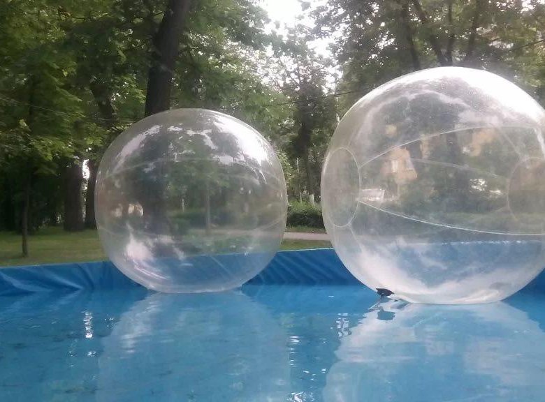 Шарик с водой. Шар воды. Водный шар аттракцион. Шары на воде.