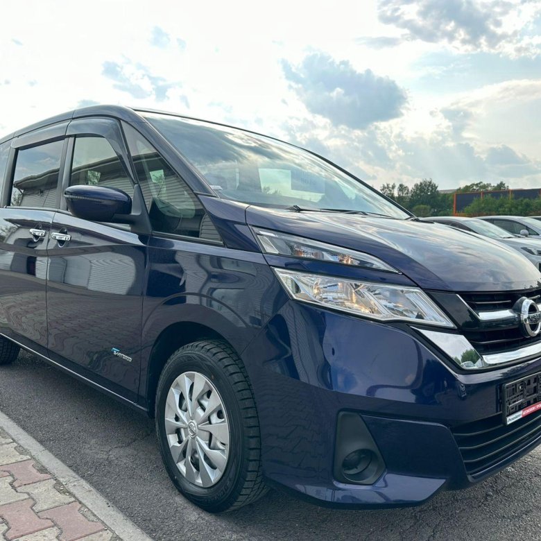 Nissan leaf гибрид. Nissan serena hybrid. Ниссан лиф 2 электромобиль. Ниссан гибрид 2017. Ниссан нот гибрид шоколадный цвет.