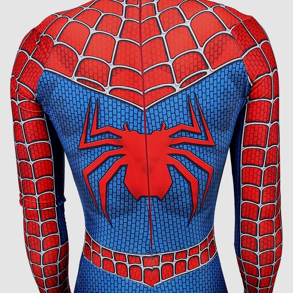 В костюме человека паука