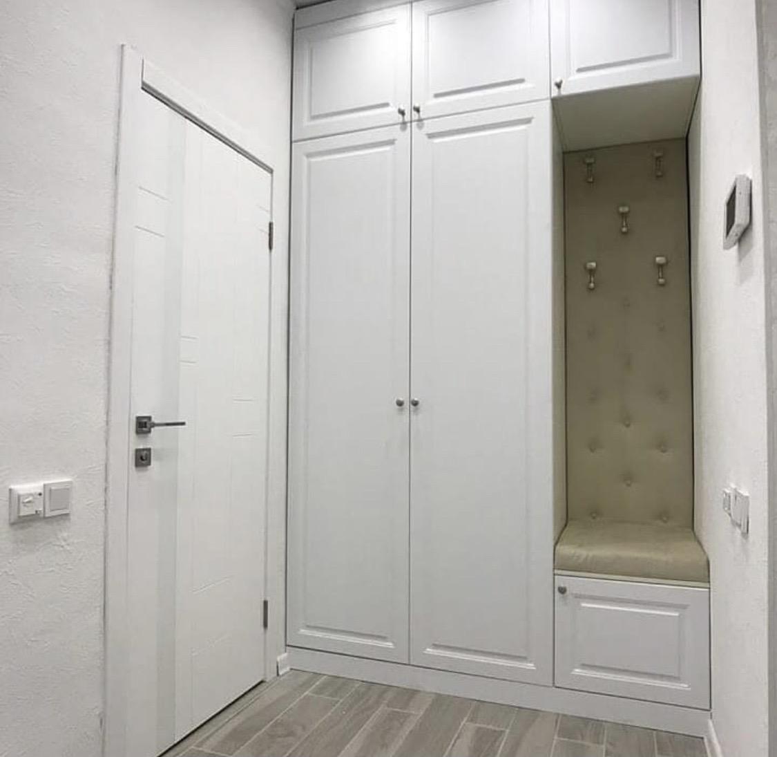 Встроенный шкаф в прихожей с распашными дверями