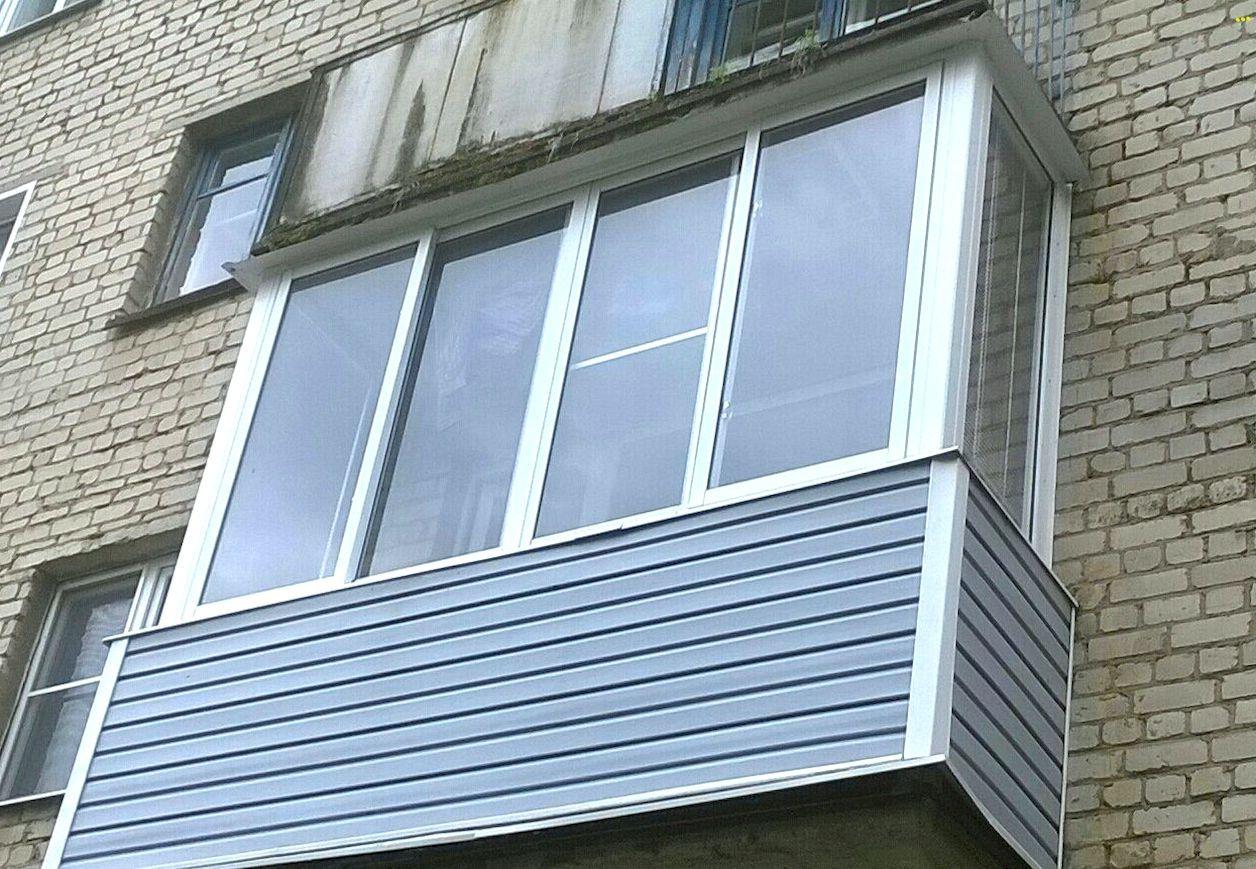 Балконы псков. Алюминиевый балкон. Остекление балконов. Остекление лоджии. Застекленный балкон.