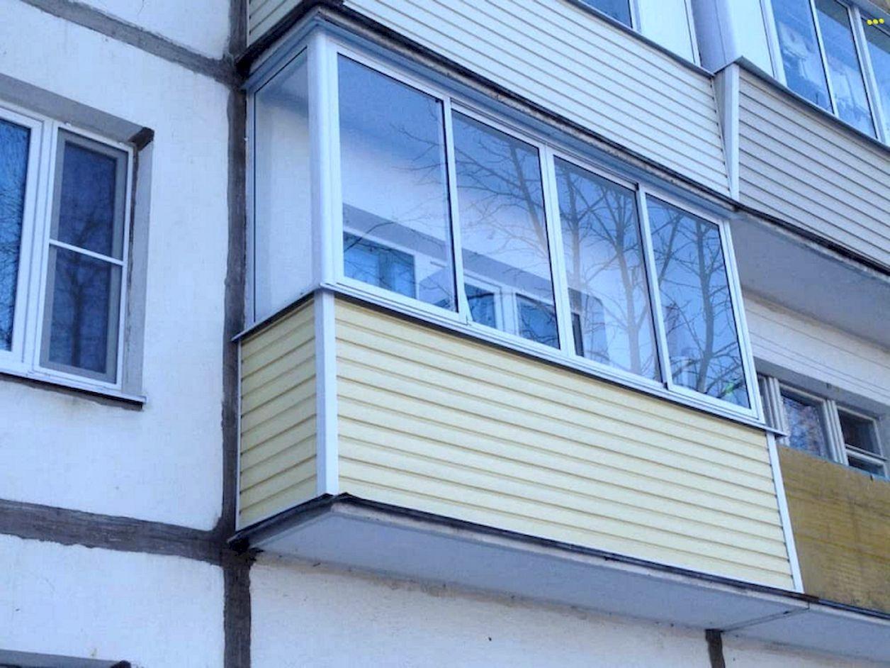 Остекление балконов цена остекление балконов тут. Остекление балконов в хрущевках. Хрущевка застеклённый балкон. Остекление балкона в хрущевке. Остекленный балкон в хрущевке.