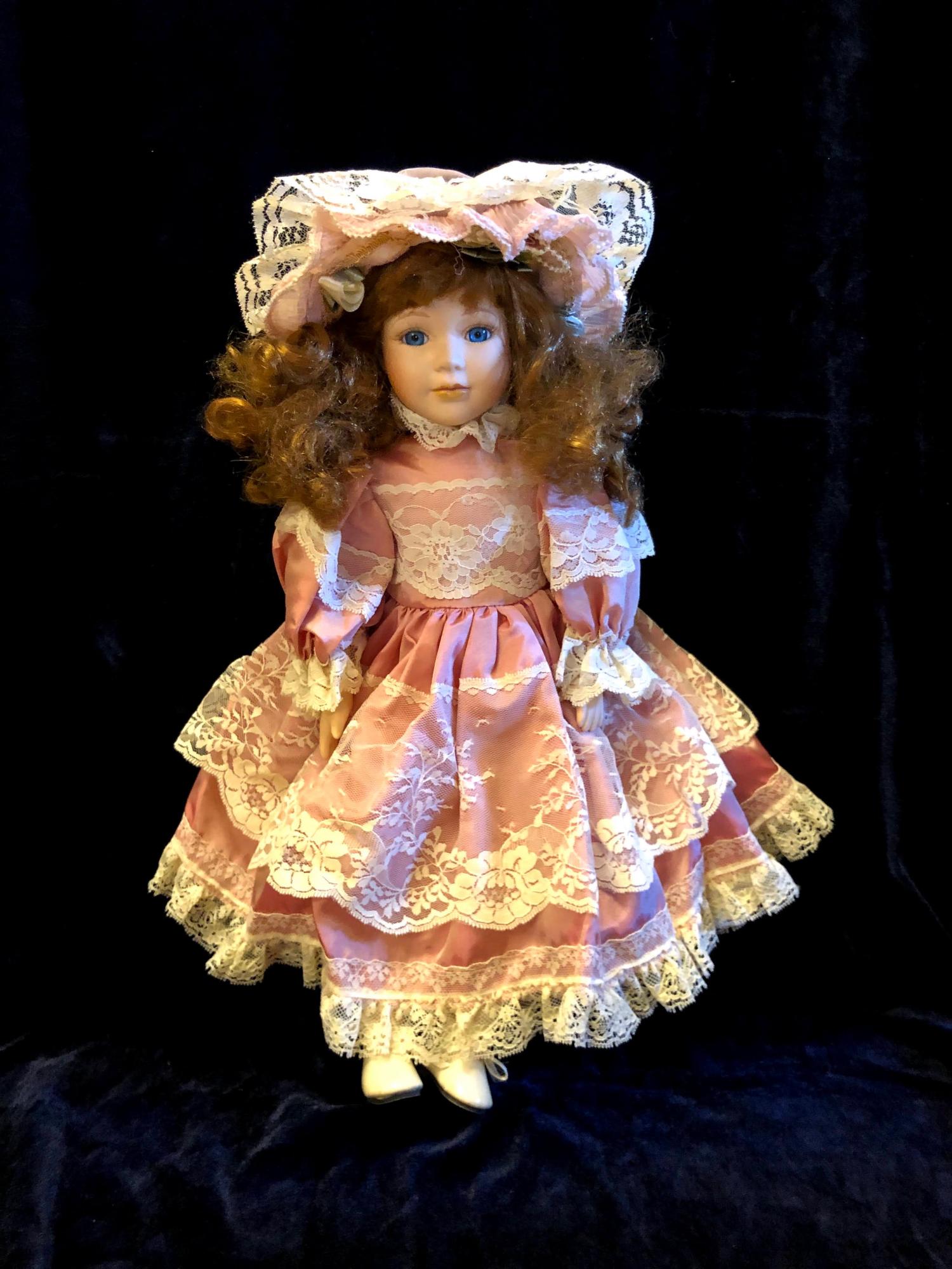 Авито фарфоровая кукла. Кукла фарфоровая сидячая коллекционная. Фарфоровые куклы 90-х. Фарфоровая кукла лицо. Фарфоровые куклы 2000-х годов.