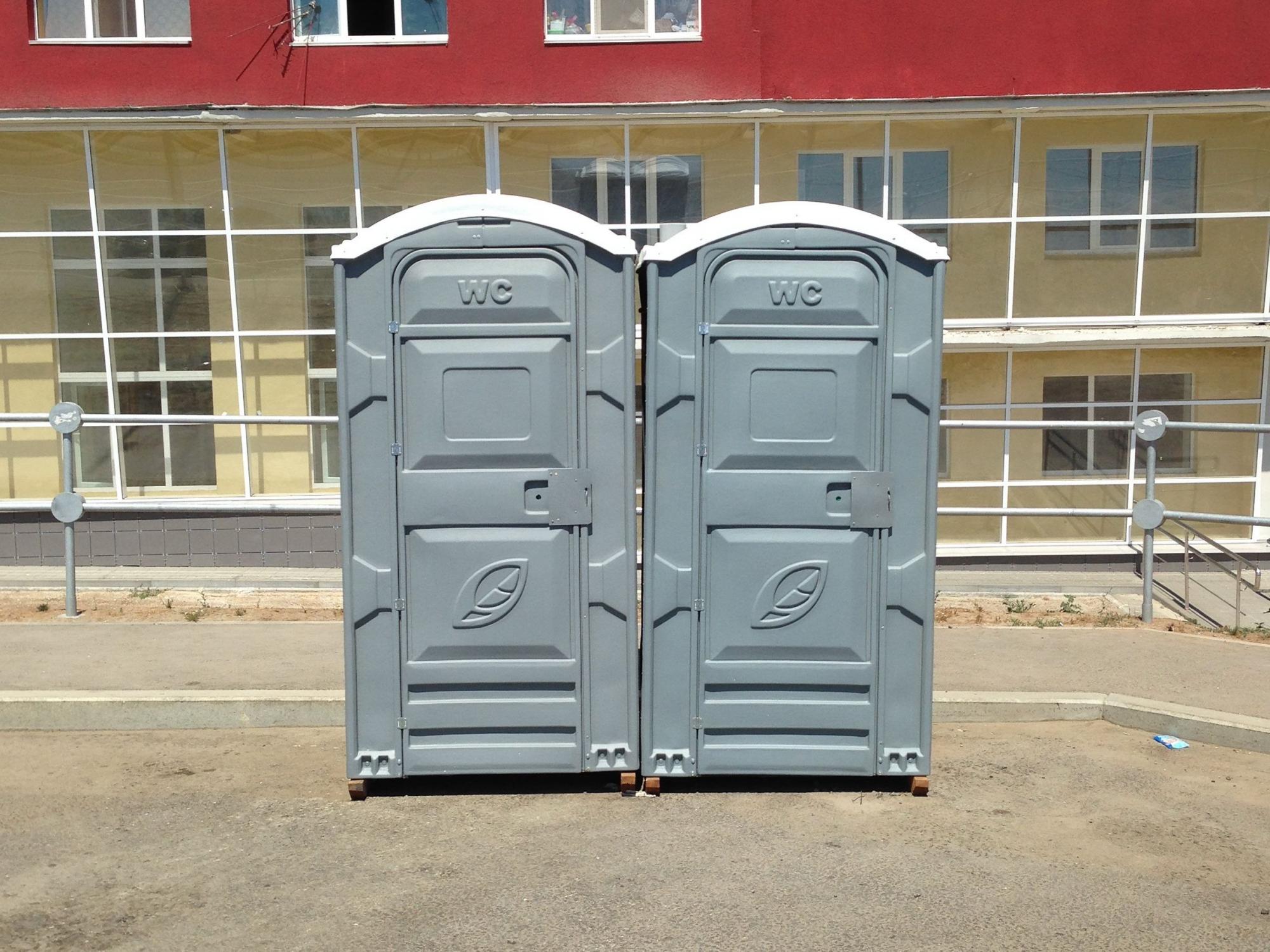 Уличные биотуалеты кабинки. Биотуалет уличный. Уличные туалетные кабины. Биотуалет кабинка. Уличный портативный туалет.