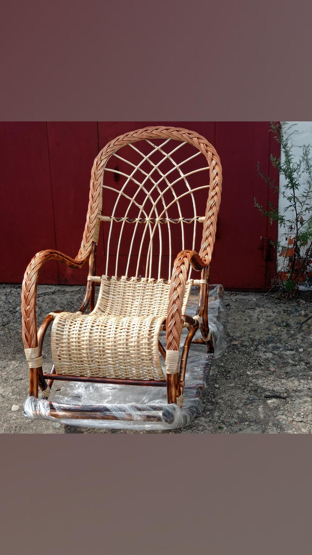 кресло качалка с лозы
