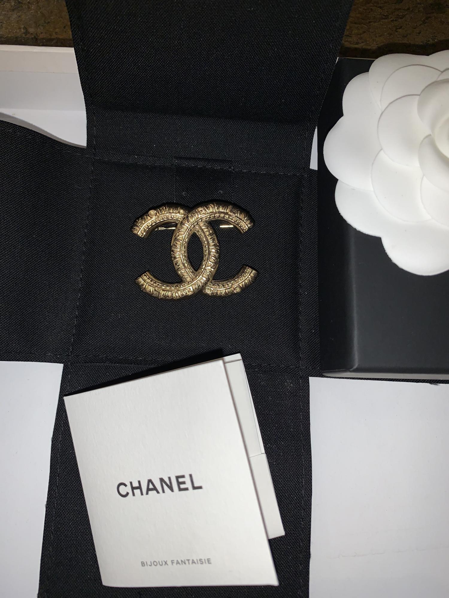 Оригинальный шанель. Брошка Chanel оригинал. Шанель оригинал. Брошь Шанель оригинал. Брошь Шанель роза.