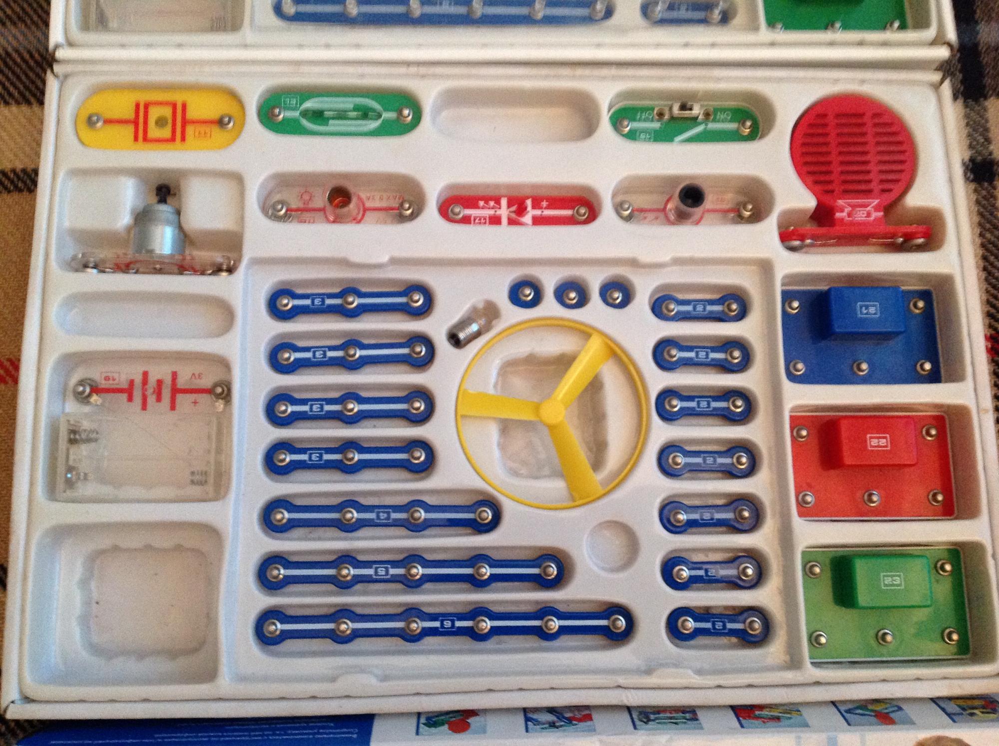 Конструктор знаток 180 схем. Знаток конструктор эл. Электронный конструктор знаток сборка машин на радиоуправлении. Конструктор знаток. Радиоконструктор знаток 180 схем.