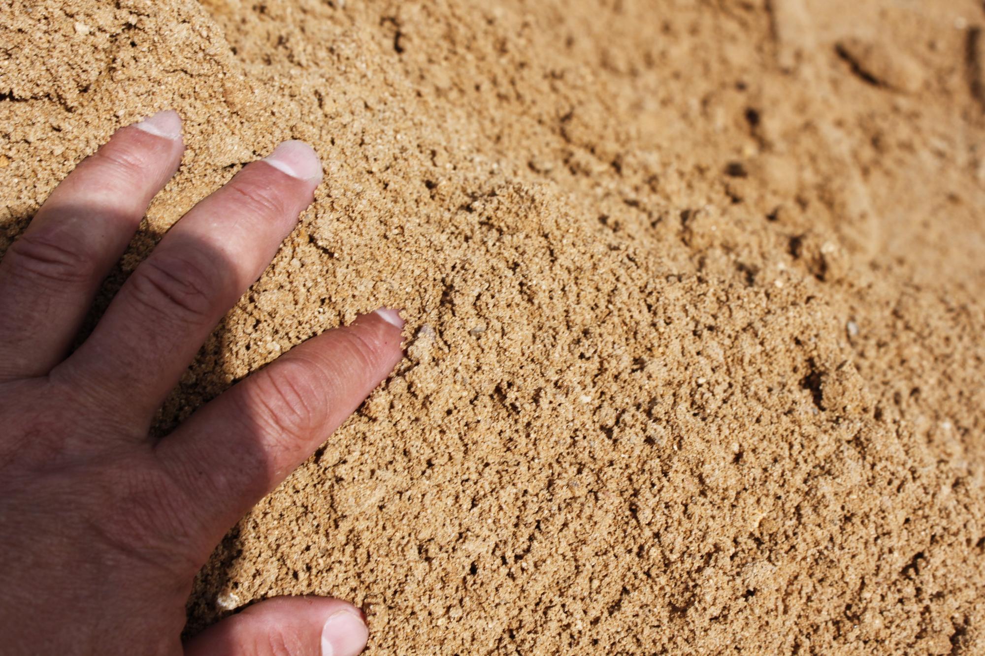 Кучка песка. Крупный песок. Песок речной. Тонна песка. Песок фракция 1.