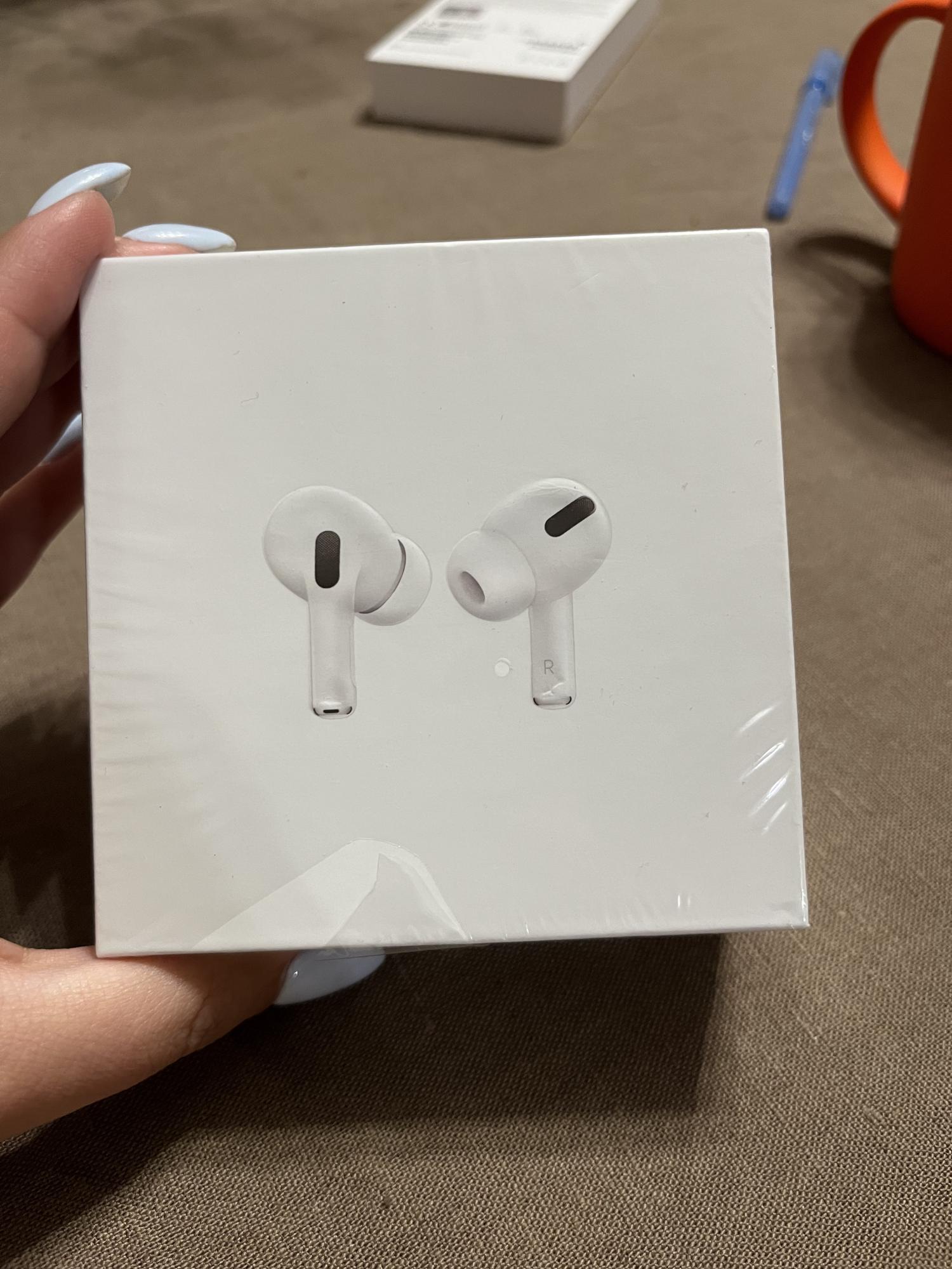 Air pods pro 2023. Air pods Pro 2. Air pods Pro 2 с экраном. Air pods Pro 2 сломанный. Подставка на стол для Air pods Pro 2.