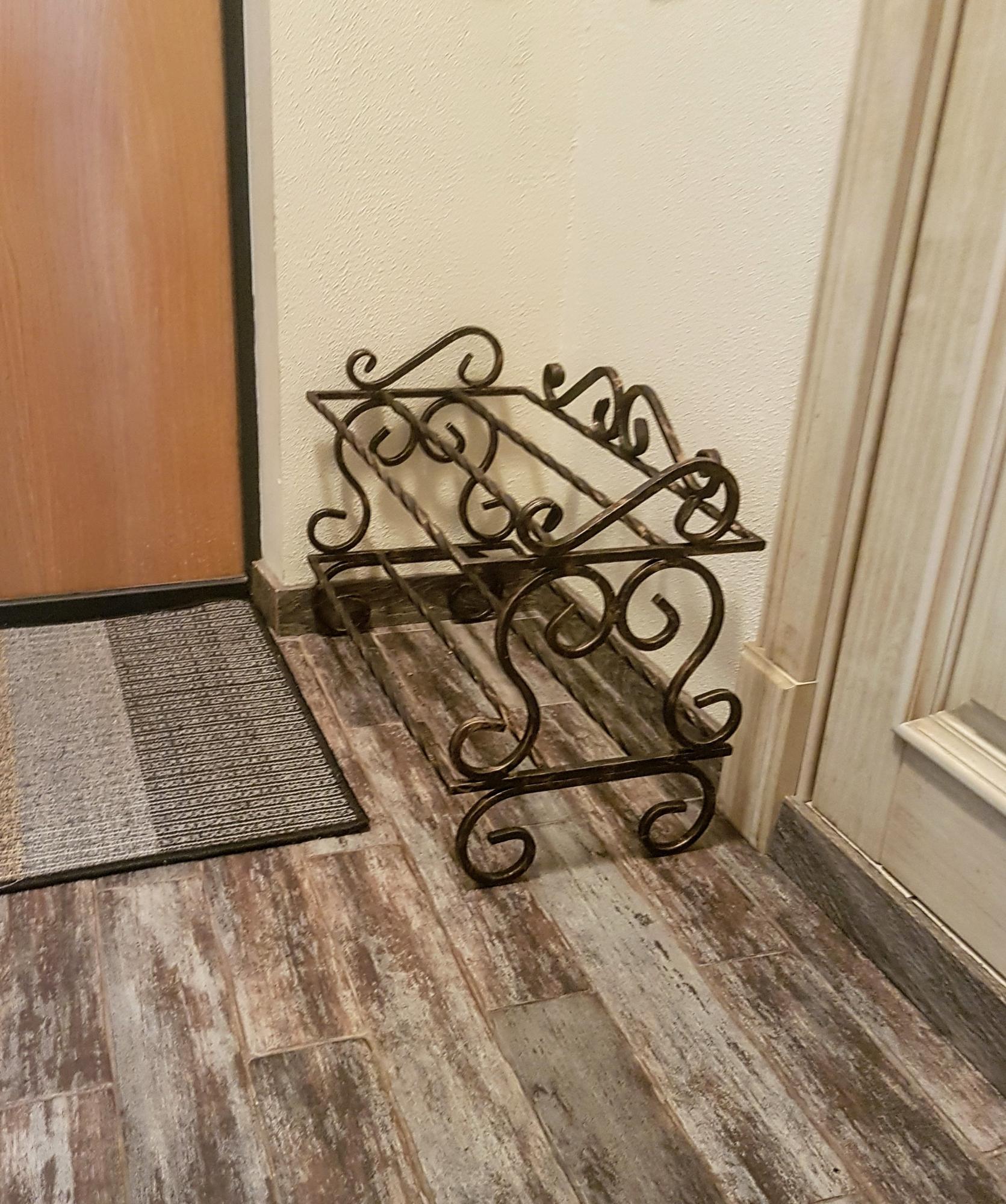 кованая обувница в прихожую. банкетка из металла. полка для обуви в прихожую металлическая. кованая обувница в прихожую. подставка под обувь в прихожую металлическая.