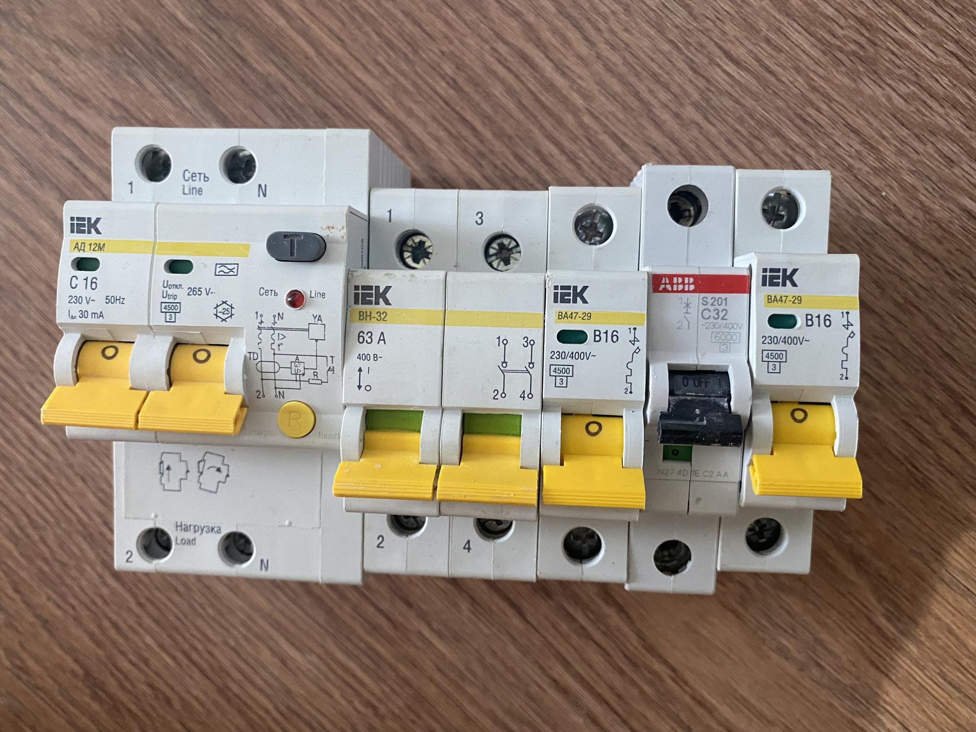 Автомат IEK c40. IEK b16. Автомат IEK c16. ABB автоматический выключатель.