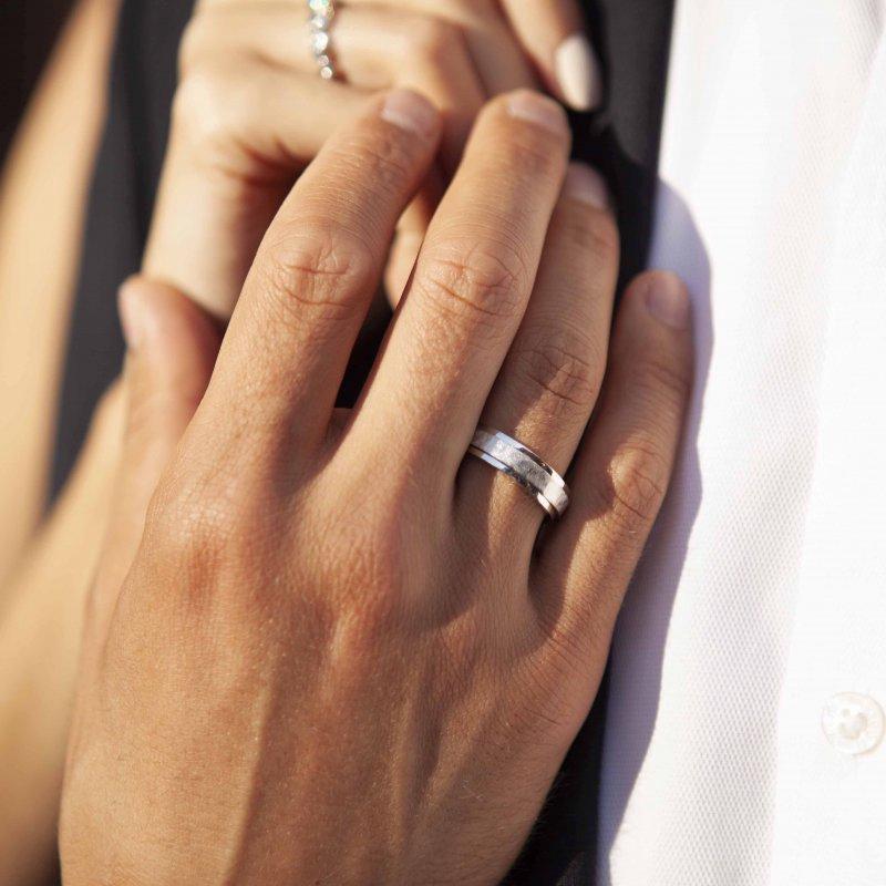 Обручальное кольцо в паре с помолвочным