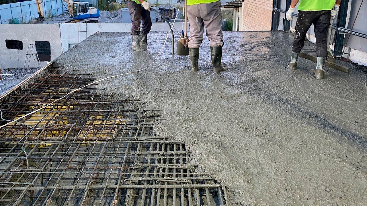 Поливать бетон после заливки в жаркую погоду. Увлажнение бетона. Уход за бетоном. Укрывание бетона после заливки. Укрытие бетона мешковиной.