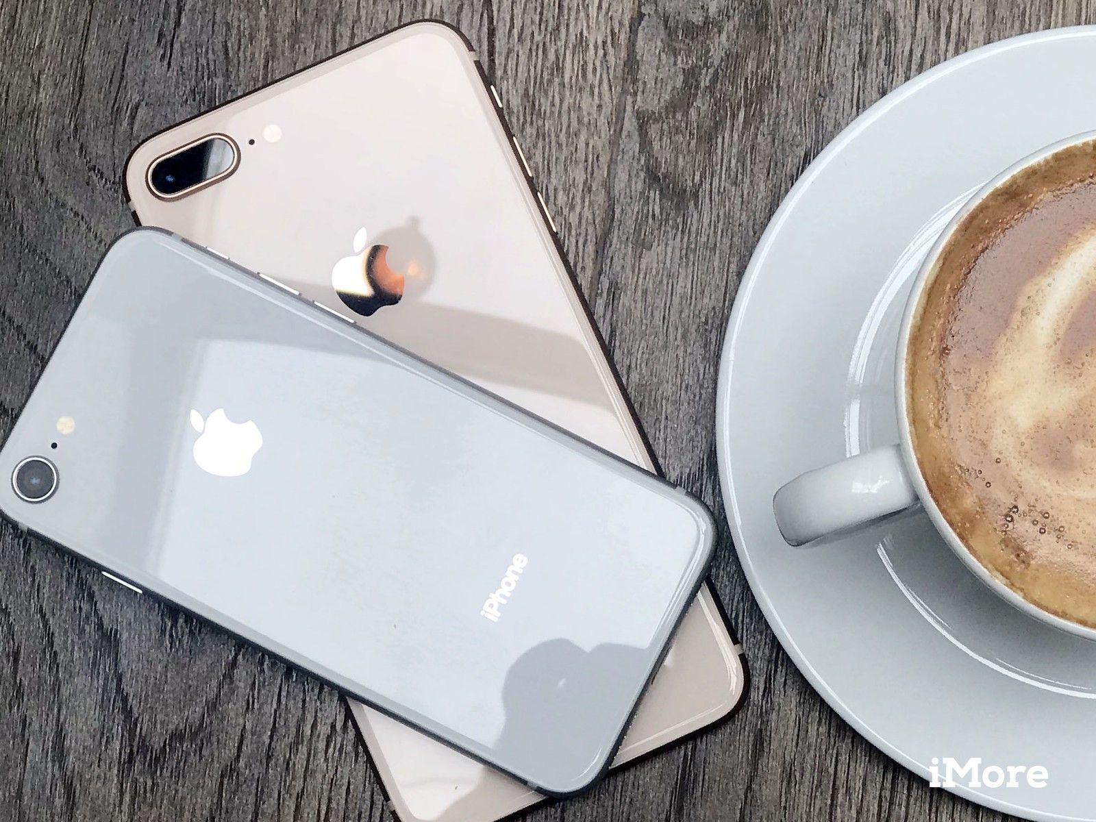 iphone 8 на столе