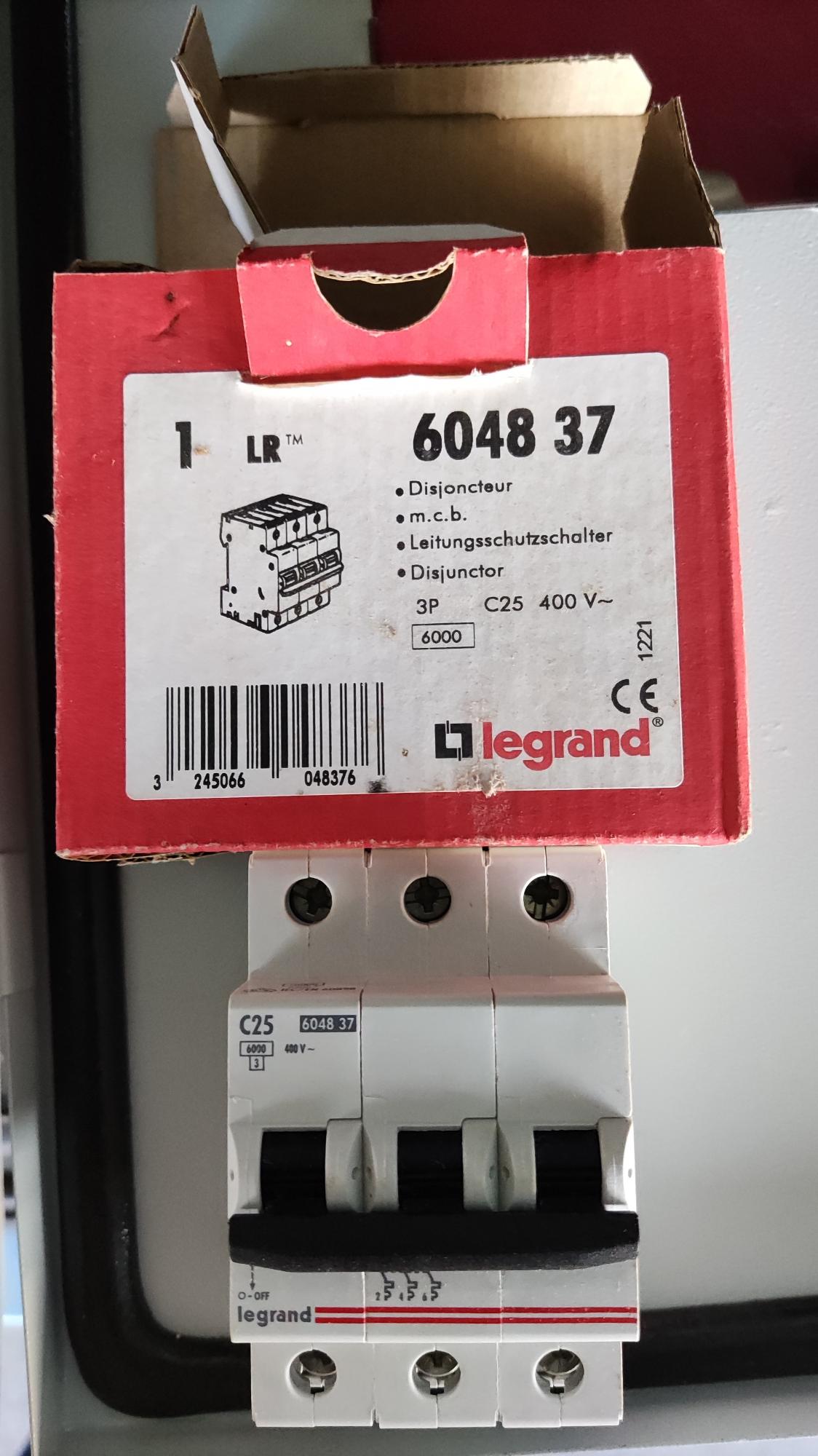 Автоматический выключатель legrand lr. Автоматический выключатель Legrand LR 1p 16a. Автомат Legrand LR 3/25 А. Автомат Legrand LR 2/50 А.