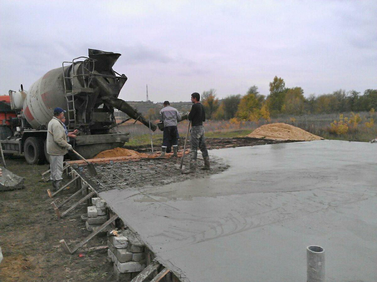 Сколько стоит миксер бетона для фундамента. Бетонная площадка м500. Разгрузка бетона. Заливка бетона. Выгрузка бетона.
