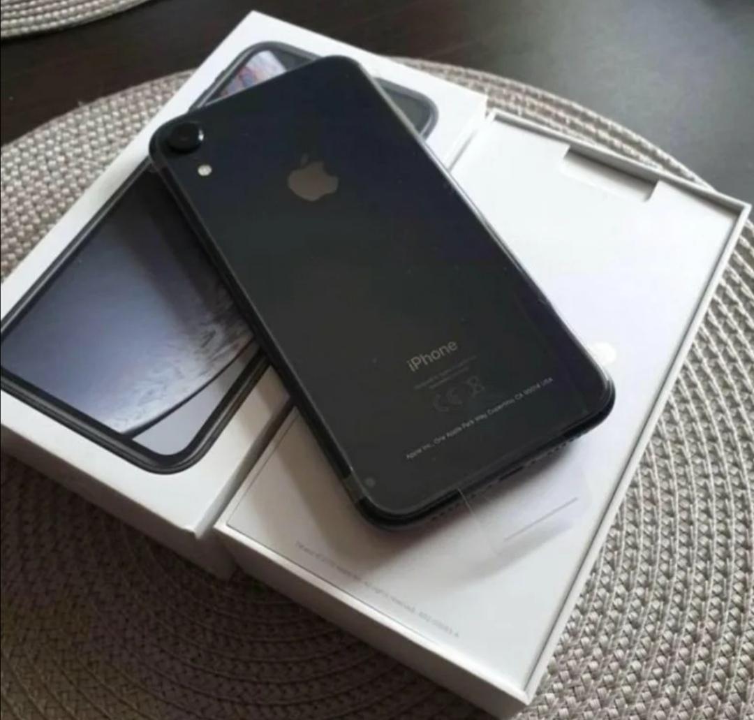 Iphone XR 64gb Black в руке