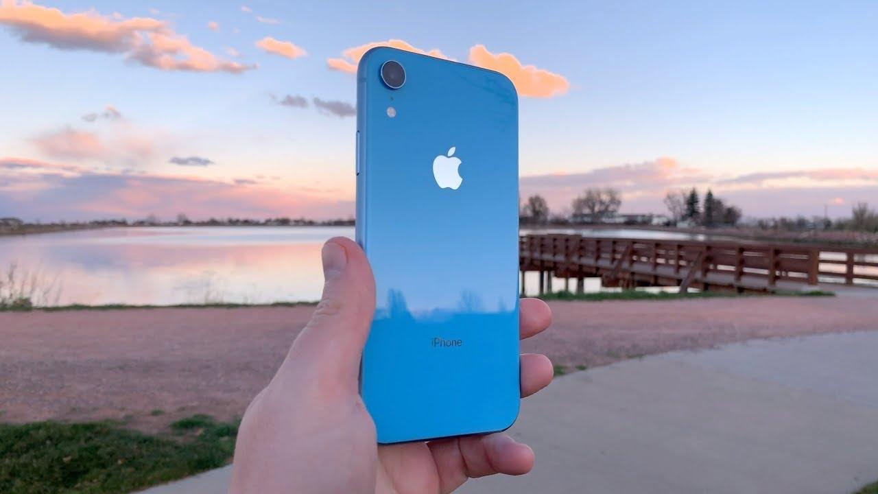 Iphone 13 xr. Apple XR Blue. Iphone XR В руке. Iphone XR Blue в руках. Небесно голубой айфон.