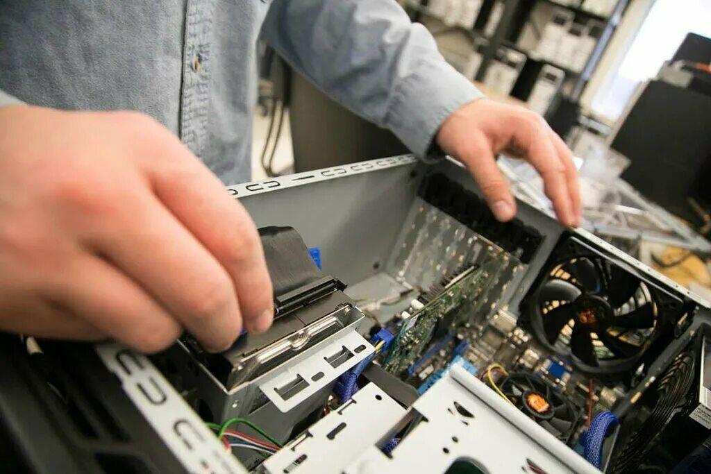 Pc repair. Неисправный компьютер. Поломки ноутбуков. Техническая неисправность компьютера. Поломка ПК.