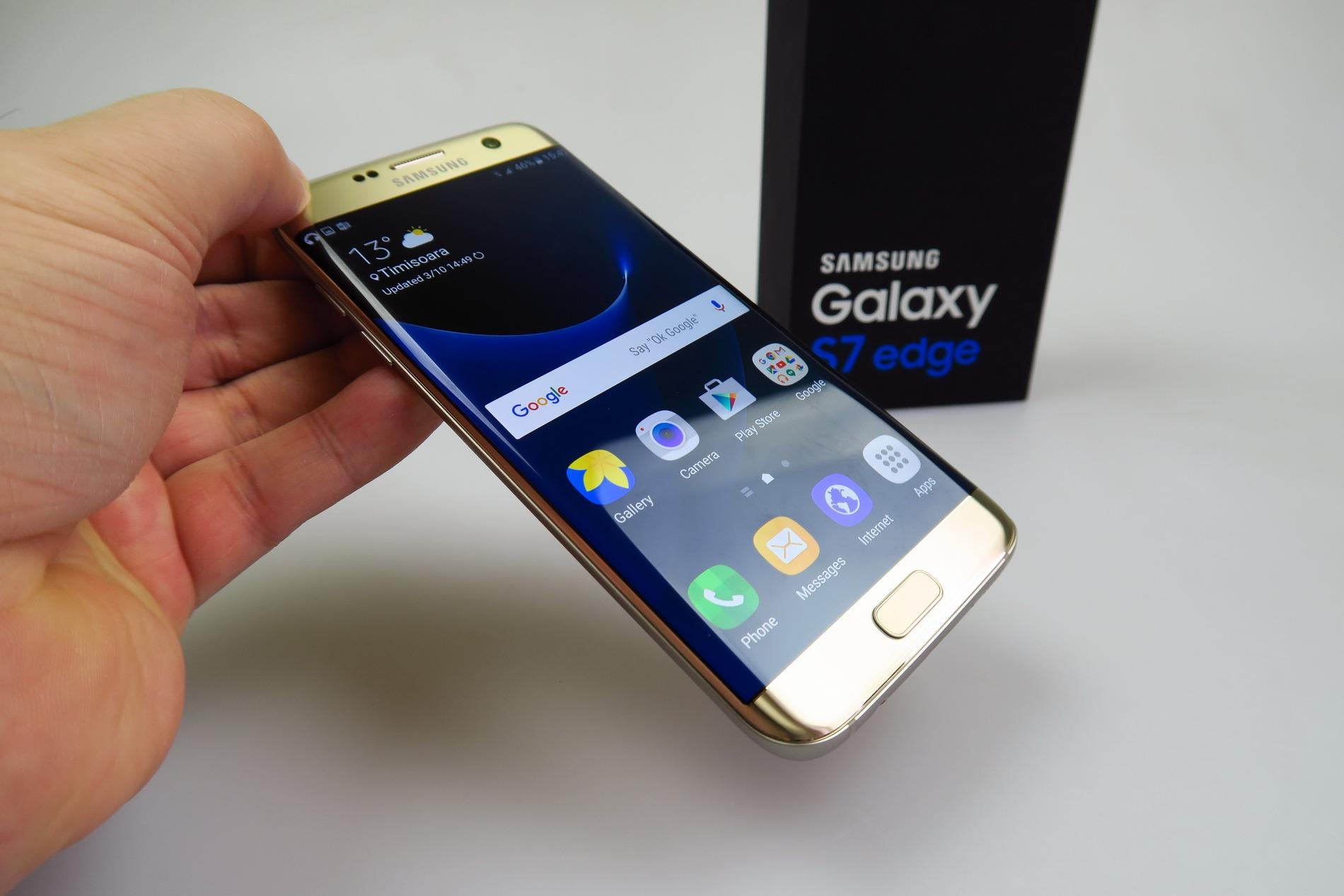 Galaxy s7. Samsung Galaxy s7 Edge. Galaxy s7 Edge Gold. Samsung Galaxy s7 Edge золотой. Samsung Galaxy 7 Edge.